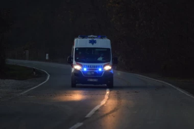 STRAVIČAN UDES IZMEĐU RUME I PEĆINACA! Automobili uništeni!