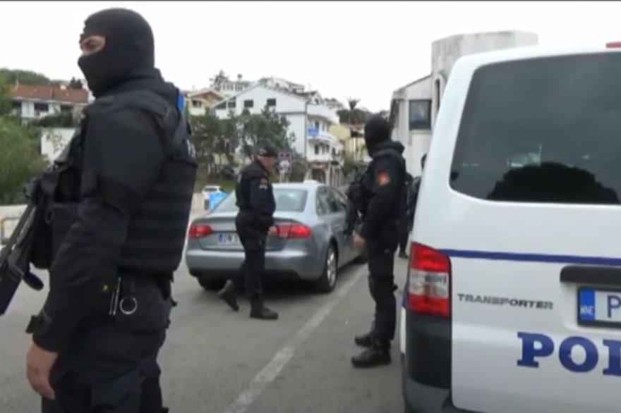 POLICIJA PRETRESLA "KAVČANE"! Uhapšen muškarac kod kog je pronađen pištolj, oduzeta dva vozila!