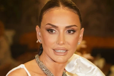 EMINA JAHOVIĆ IZGUBILA BEBU! Pevačica sa knedlom u grlu progovorila o NENADOKNADIVOM GUBITKU - PROŠLA JE KROZ PAKAO tada!