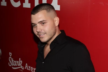 BRENIN SIN POKAZAO MIŠIĆE: Viktor istopio salo, pa se napucao kao ZVER, niko ne može da veruje kakav je FRAJER (FOTO)