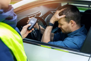 DOBRO NIJE EKSPLODIRAO ALKO-TEST! Policija u Vranju zanemela od KOLIČINE ALKOHOLA ove dvojice vozača!
