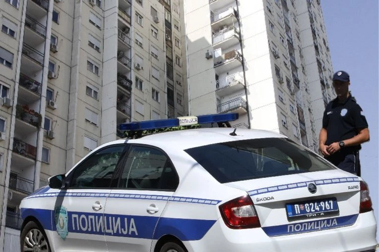 UŽAS NA VOŽDOVCU! Telo muškarca sa prostrelnom ranom na glavi zatečeno u stanu! POLICIJA PRONAŠLA I PIŠTOLJ!