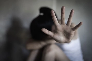 OTAC NA ULICI IZBO ĆERKU DO SMRTI! Brutalno ubistvo šokiralo prolaznike, muškarac izgubio glavu kada je saznao da dete zna za PREVARU