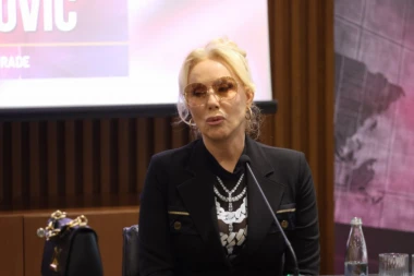 HITNO OPERISANA LEPA BRENA, PEVAČICA ZAVRŠILA U BOLNICI NAKON KONCERTA! Slomila nogu na sceni, sve momentalno zaustavljeno!