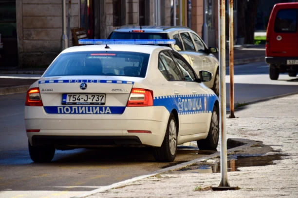 TEŠKA SAOBRAĆAJNA NESREĆA U SARAJEVU! Sudarila se tri automobila - jedna osoba povređena!