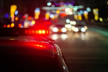 UŽAS U CENTRU GRADA: Potpuno nag muškarac napadao ljude i GLAVOM RAZBIJAO VOZILA