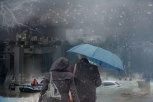 APOKALIPTIČNE SCENE! Srušio se krov u Mladenovcu, potop je u Valjevu, grad neumorno "tuče"! Jako nevreme pravi HAOS PO SRBIJI! (FOTO+VIDEO)