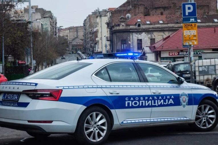 AUTOMOBILOM ULETEO NA AUTOBUSKU STANICU! Haos u Kragujevcu! (VIDEO)