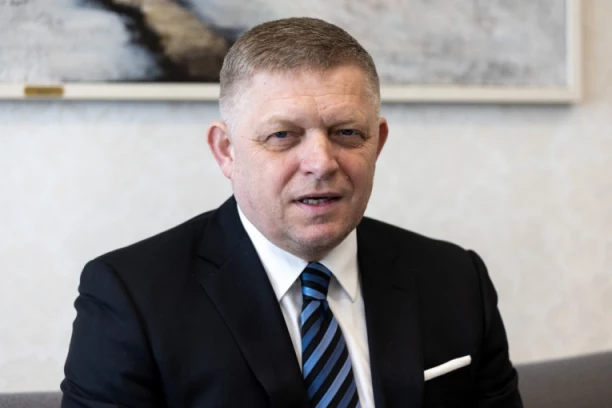 "JA SAM PREMIJER, UĆUTITE, HOĆETE DA ME UPUCATE" Fico izgubio živce na novinarsko pitanje o Orbanu