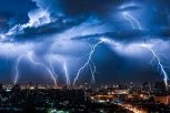VREME JE OPASNO! Upozorenja RHMZ se samo nižu: Ovi delovi Srbije su sada na UDARU NEVREMENA!