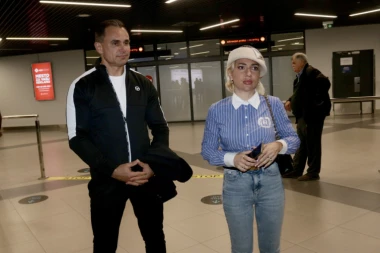 NAKON RASKIDA JOVANA JEREMIĆ DOBILA PORUKU MILICE MITROVIĆ: Vlasnica Pinka ovim potezom RASPLAKALA voditeljku! (FOTO)