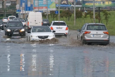 AMSS IZDAO UPOZORENJE! VOZAČI OPREZ! Evo kako da budete bezbedni tokom vožnje zbog OPASNIH USLOVA