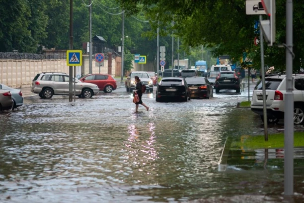 VIŠE OD 100 OSOBA POGINULO U POPLAVAMA! Broj žrtava bi mogao biti mnogo veći