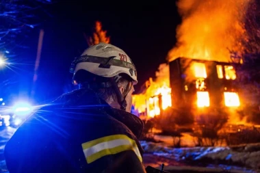 POŽAR I DALJE BUKTI OKO BOLNICE U ZAGREBU: Više od 140 vatrogasaca na licu mesta, niko ne sme da priđe zgradi