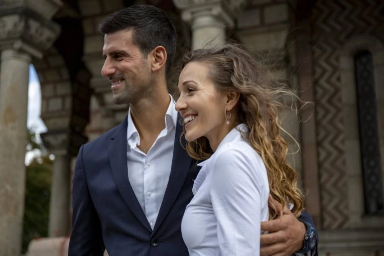 JELENA ĐOKOVIĆ "GORI" NA TRIBINAMA FILIP ŠATRIJEA! Pogledajte odevnu kombinaciju Novakove supruge - evo ko joj pravi društvo! (FOTO)