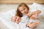 DEVOJČICI SU U NARUČJE STAVILI SESTRICU OD NEKOLIKO MESECI: Niko se nije nadao onome što je beba uradila, snimak zaludeo milone ljudi širom sveta! (VIDEO)