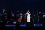 JELENA TOMAŠEVIĆ ODMAH PREKINULA KONCERT! Pevačica završila u suzama na sceni - SMRTNI SLUČAJ U PORODICI JE ZAVIO U CRNO!