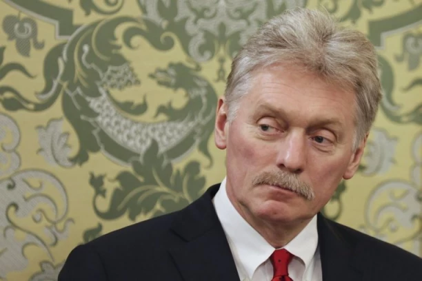 BOGAMI, BIĆE ŽESTOKOG RIBANJA: Peskov zadremao tokom govora Putina u Minsku, a nije mu prvi put (VIDEO)