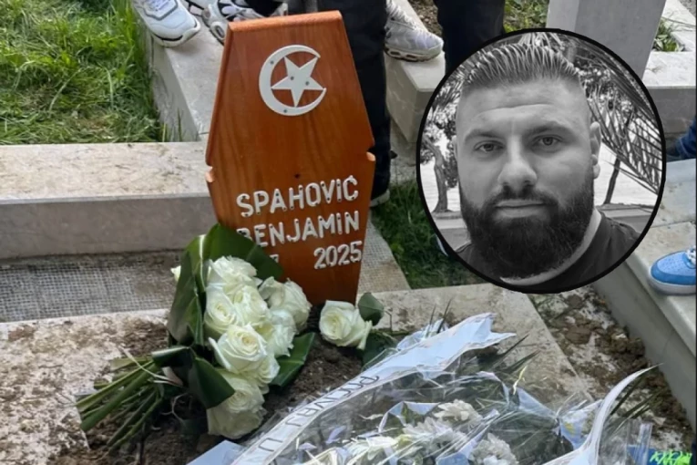 NEVIĐENE SCENE NA SAHRANI BENJAMINA SPAHOVIĆA LEDE KRV! More ljudi se KIDA OD TUGE na groblju, potresne PORUKE se samo smenjuju! (GALERIJA)
