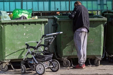 OVO JE NAJTUŽNIJA SLIKA DANA IZ NOVOG SADA: Ostavljen je da leži sam pored kontejnera - NIKOGA NIJE BILO BRIGA