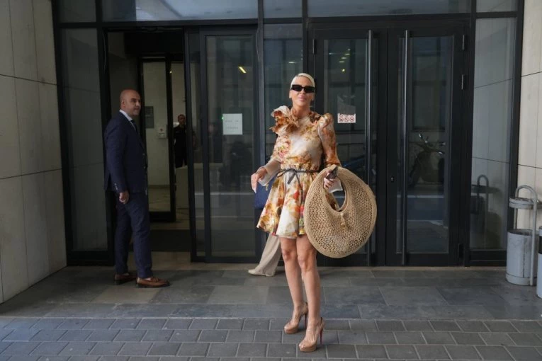 GRUDI NA IZVOLTE! Jelena Karleuša počastila fanove VRELIM SNIMKOM., padaju VILICE! (VIDEO)