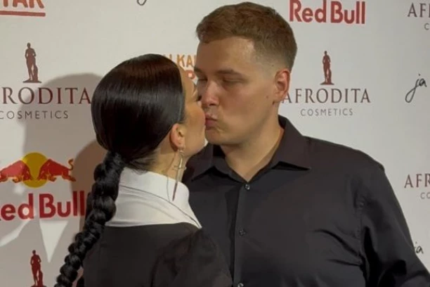 ZORJA LAZIĆ ZABLISTALA NA PROMOCIJI ALBUMA: Ponosno pozirala sa mužem - evo ko je još došao da je PODRŽI! (FOTO)