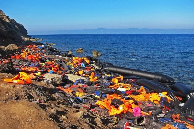POTPUNO LUDILO: Grci spasili 82 migranta u moru, a kad su im prišli, ostali su zbog ovoga BEZ TEKSTA