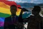 NAŠ PEVAČ MASNO PLAĆA SVOG DEČKA, SPAVAJU ZAJEDNO PO HOTELIMA: Procurili detalji GEJ AFERE koja trese ESTRADU, ovo nikako ne sme da se sazna!