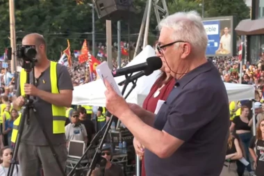 NA BLOKADERSKOM SKUPU GOVORI ČOVEK KOJI JE PRODAO SRPSKU ZEMLJU ALBANCIMA ZA BAGATELU: Dok se on bogatio, srpsko nasleđe je rasparčavano i preprodavano