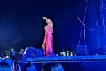 CECA ZAPEVALA SA SRPSKOM ZASTAVOM: Publiku oduševila patriotskim potezom, a onda su je fanovi iznenadili JEDINSTVENIM POKLONOM! (VIDEO)