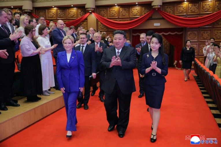 KIM ODAO POŠTU PALIM SEVERNOKOREJCIMA: Održan veliki gala koncert u čast godišnjice sporazuma Pjongjanga i Moskve (VIDEO)