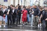 ZAUSTAVLJEN SAOBRAĆAJ U CENTRU BEOGRADA! IShowSpeed pobegao s Kalemegdana, deca trče za njegovim autom - potpuni HAOS! (VIDEO)